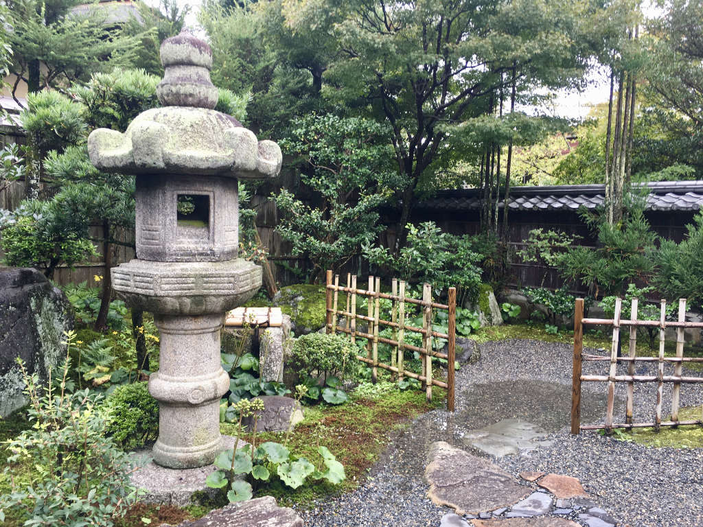 Grande lanterne menant dans un jardin de thé au Japon