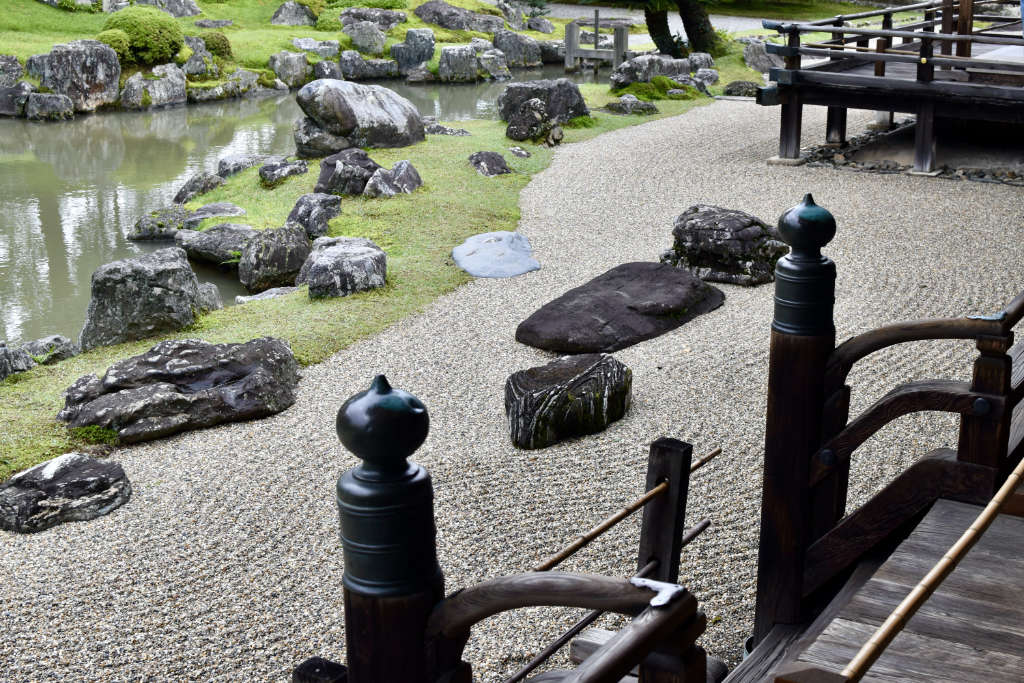 Pierres disposées sur un gravier blanc, dans un jardin zen