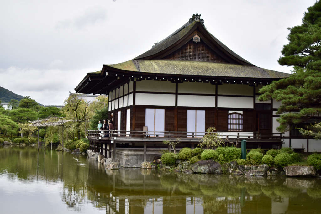 Jardin japonais au bord d'un étang