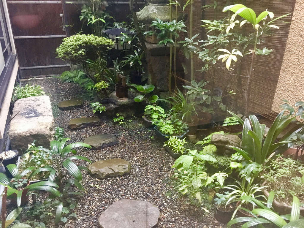 Petit jardin dans une maison traditionnelle japonaise, à Kyoto
