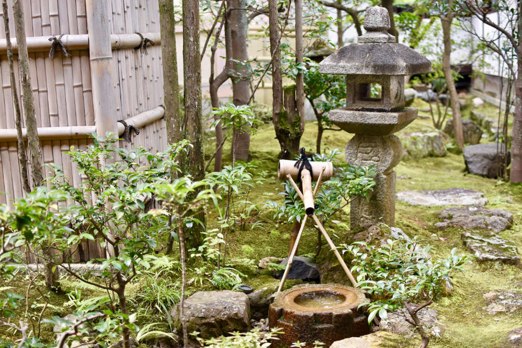 Petit jardin japonais de type TSUBONIWA avec lanterne de pierre et bassin